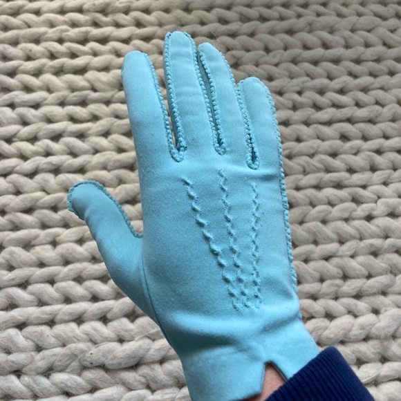 Baby blue suede gloves - Picture 3 of 5